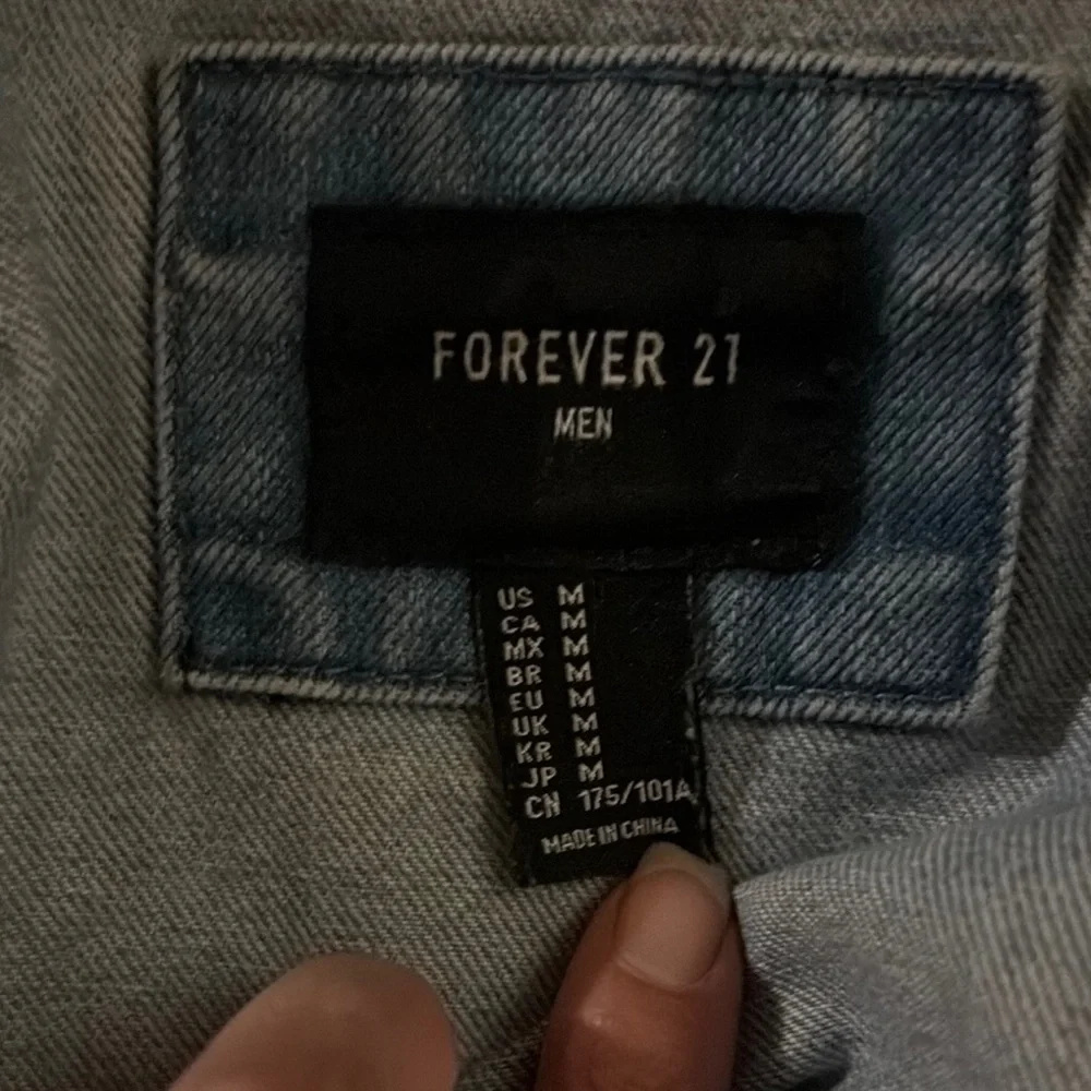 Forever 21 Light Blue Distressed Denim Jacket Men’s Sz Medium EUC - Picture 3 of 3